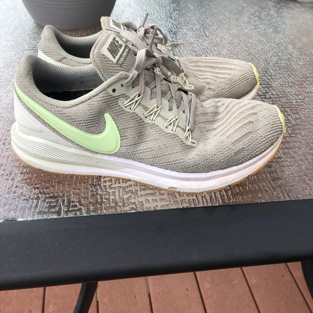 Women’s Green Nike Zoom Structure 22